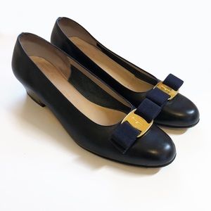 Salvatore Ferragamo Navy Vara Pumps Sz 7.5